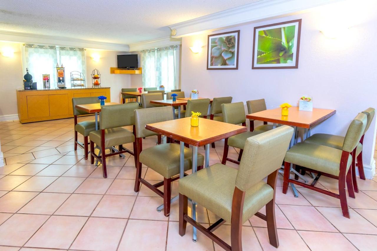 克鲁特杰克逊湖拉奎塔酒店 Clute 外观 照片